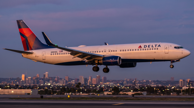 Delta Jets in Near Miss Over Atlanta Airport
