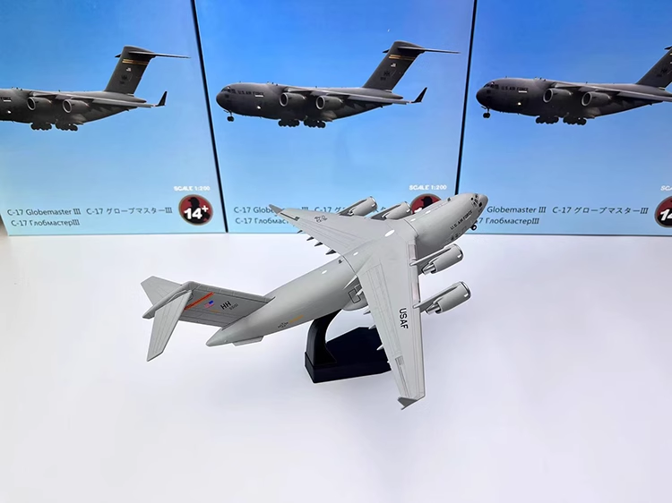 1/200 McDonnell Douglas/Boeing C-17 Globemaster III Strategic And Tactical Airlifter Airplane Model