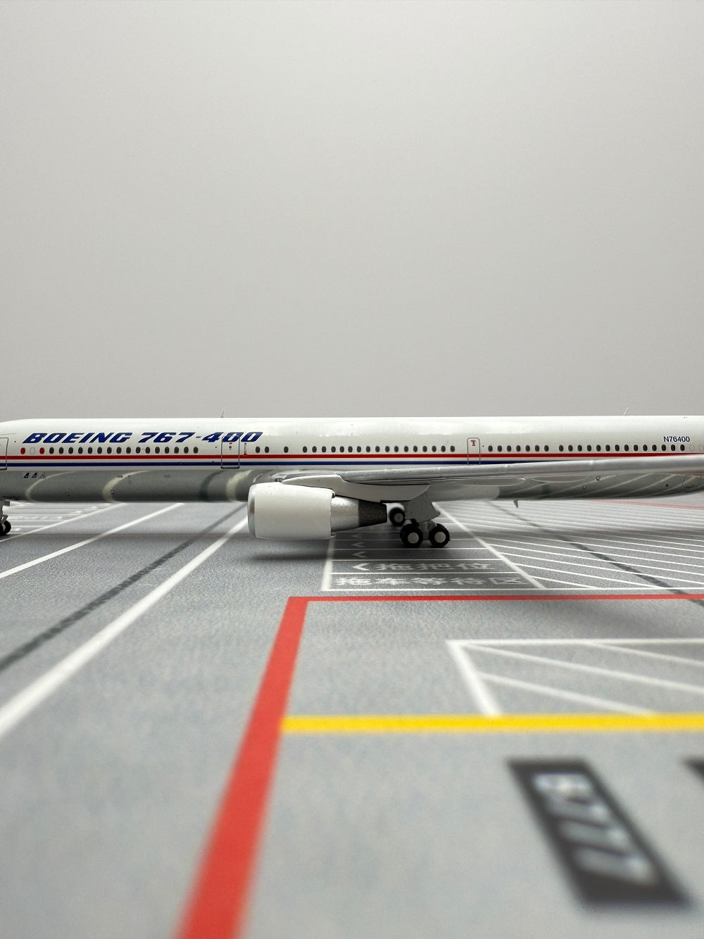 Boeing Original Paint B767-400ER N77066 Airplane Model (1:400 Scale)