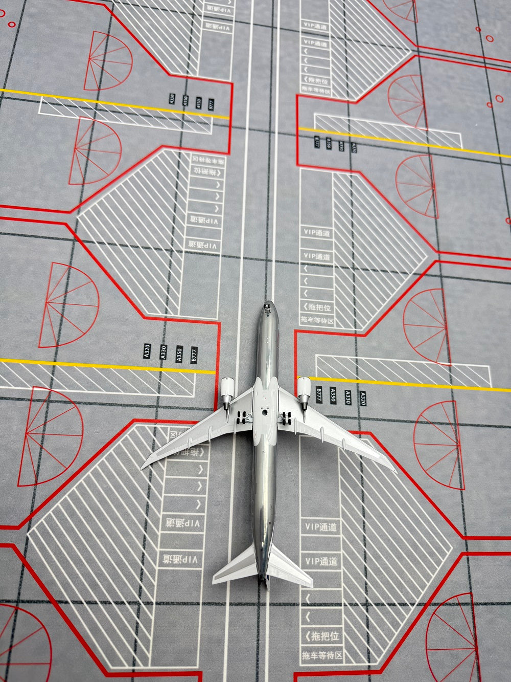 Boeing Original Paint B767-400ER N77066 Airplane Model (1:400 Scale)