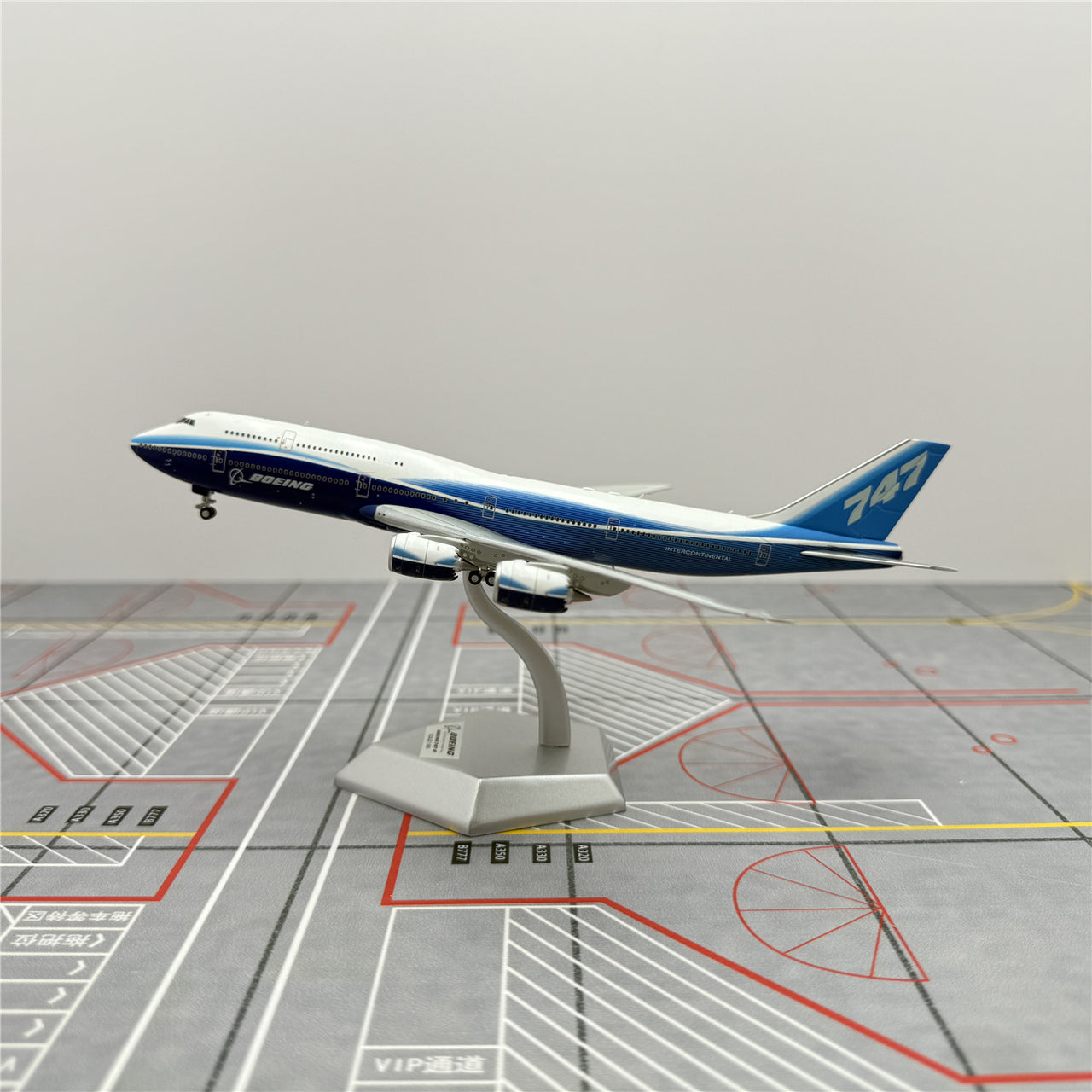 Boeing original factory B747-8 Airplane Model (1/400 Scale)