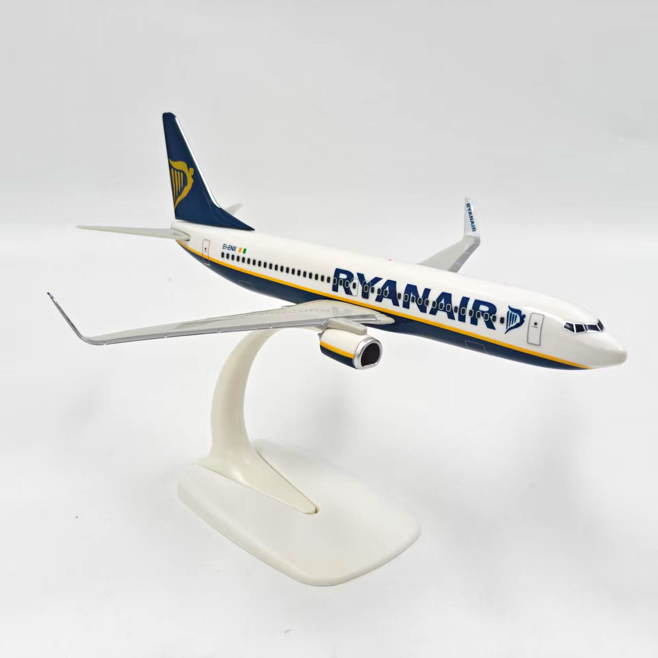 Ryanair Airlines B737-800 Airplane Model (1/200 Scale)