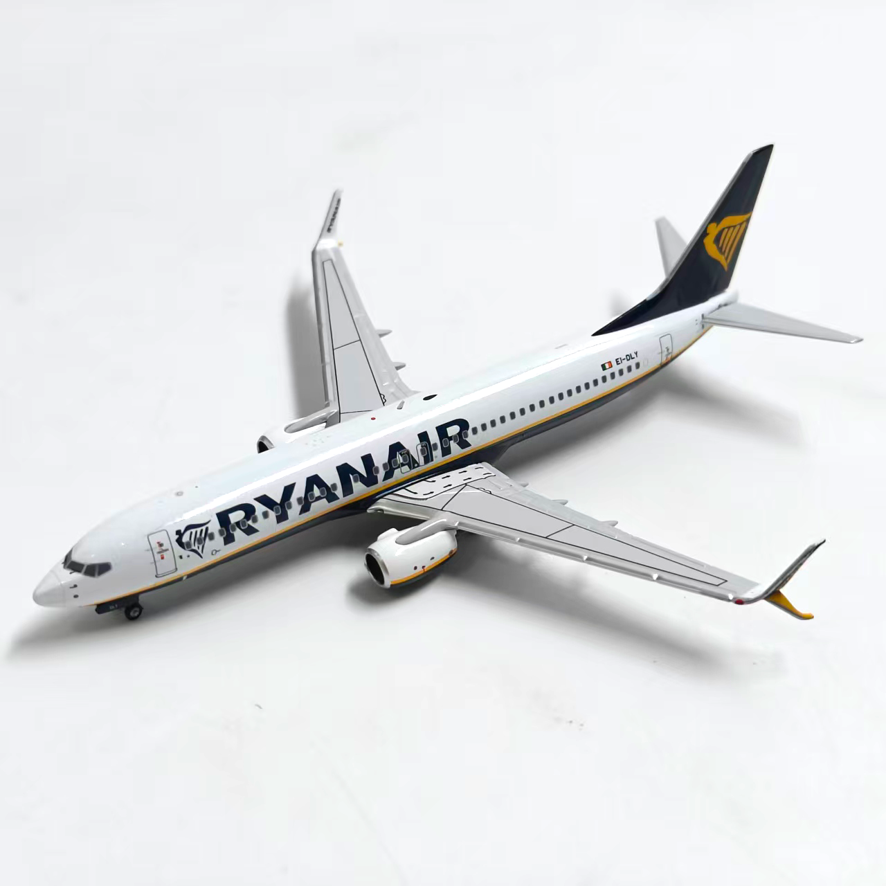 Ryanair Airlines B737-800 Airplane Model (1/400 Scale)