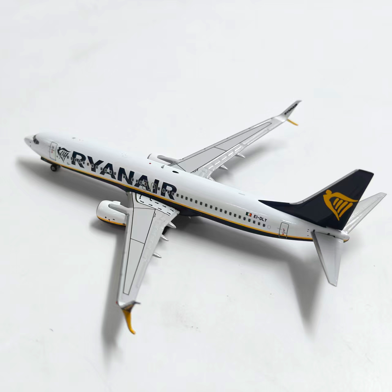 Ryanair Airlines B737-800 Airplane Model (1/400 Scale)