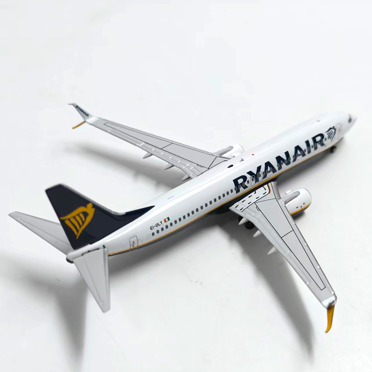 Ryanair Airlines B737-800 Airplane Model (1/400 Scale)