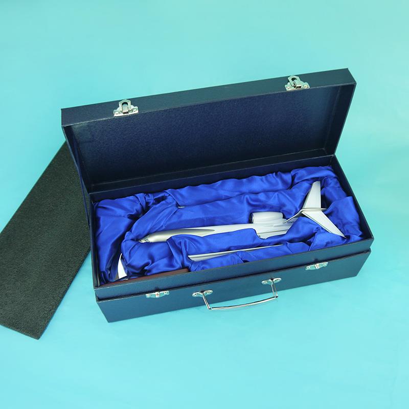 Gulfstream Aerospace Business jet G650ER Airplane Model (1:100 Scale - 32CM)