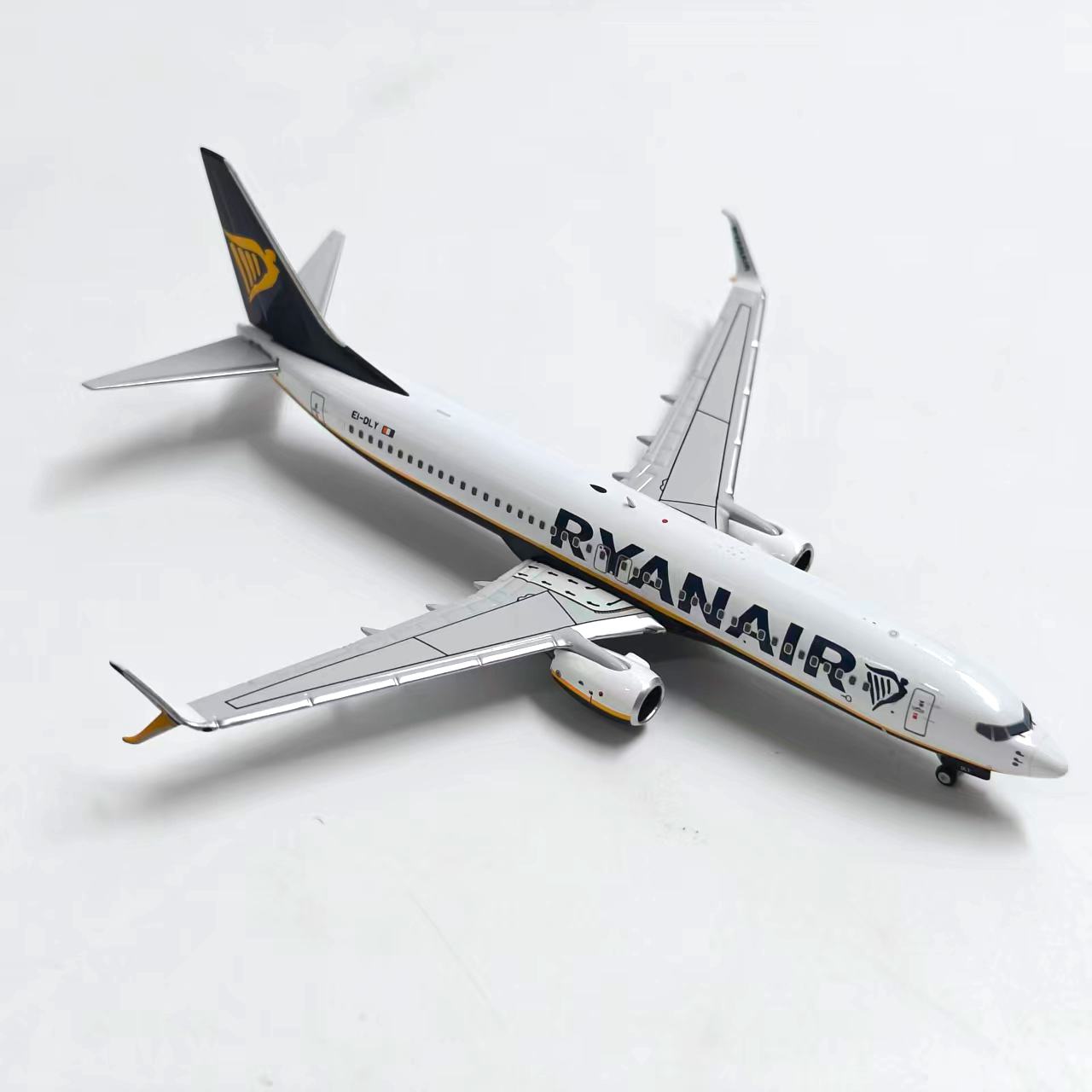 Ryanair Airlines B737-800 Airplane Model (1/400 Scale)