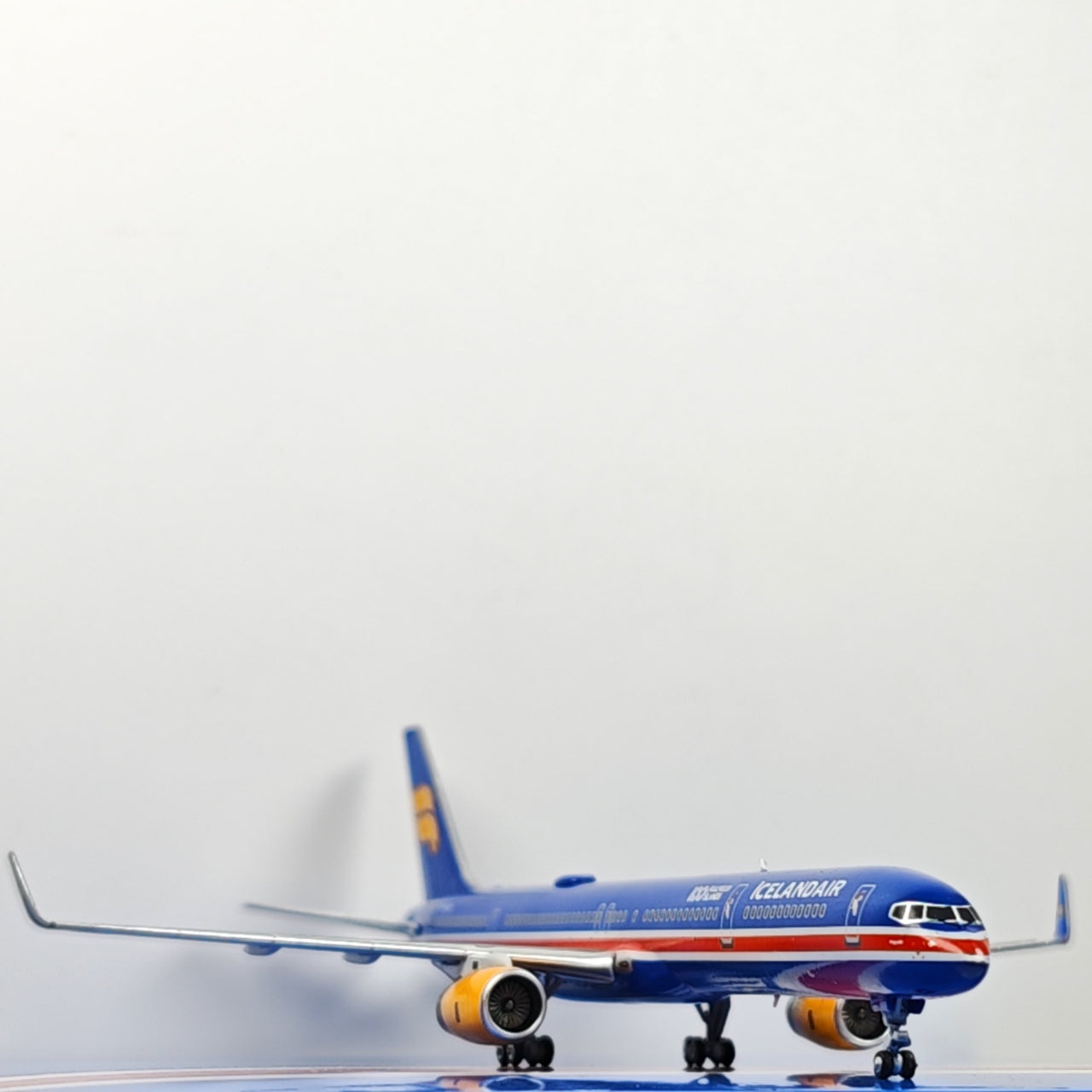 ICELAND AIR Boeing B757-200 N757AF Airplane Model (1:400 Scale)
