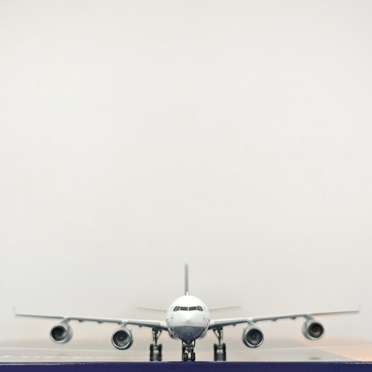 Lufthansa Airlines Airbus A340-600 D-AIHZ Airplane Model 1/400 Scale