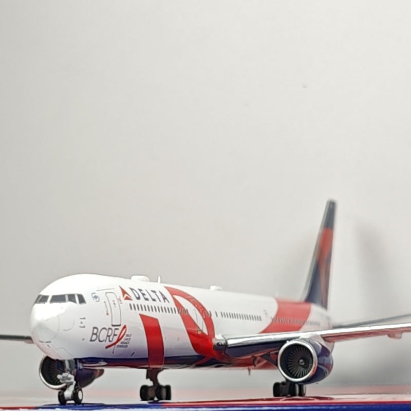 Delta Air Lines Boeing B767-400 N845MH Airplane Model (1:400 Scale)