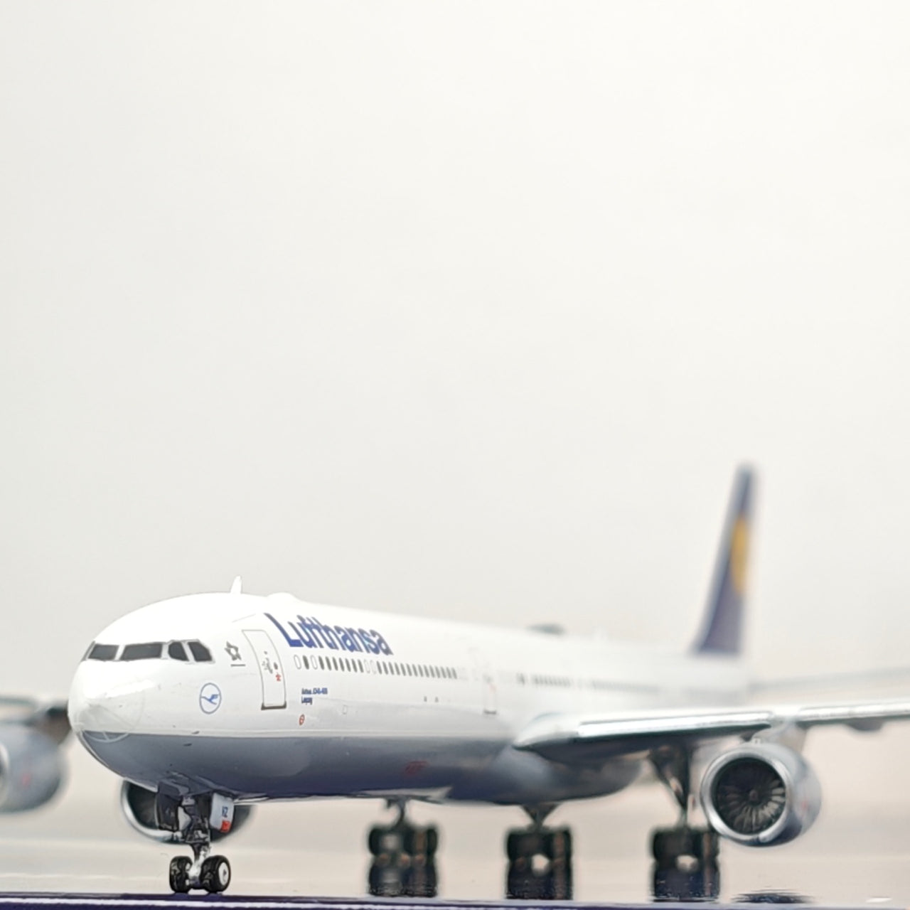 Lufthansa Airlines Airbus A340-600 D-AIHZ Airplane Model 1/400 Scale