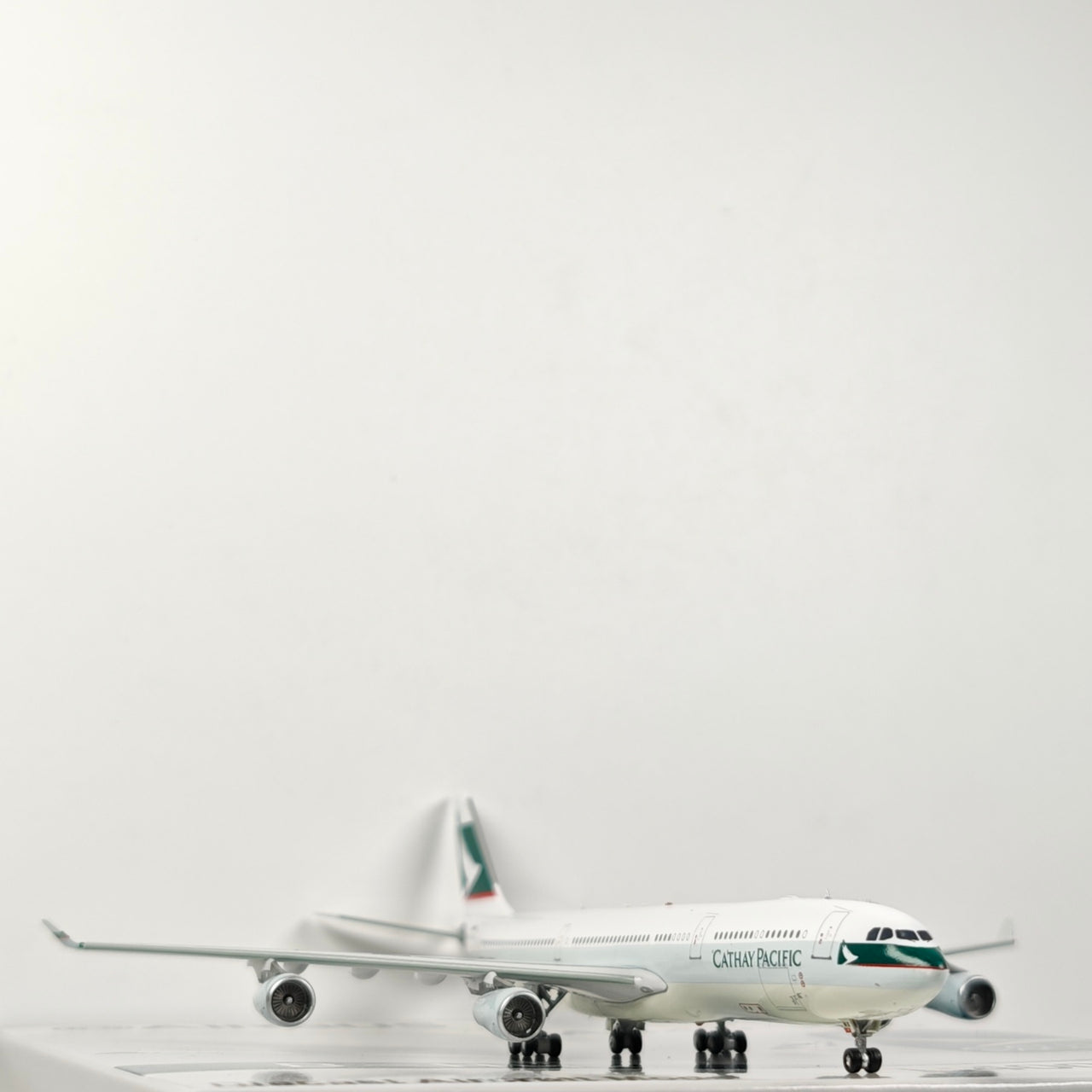Cathay Pacific Airbus A340-300 B-HMX  Airplane Model 1/400 Scale