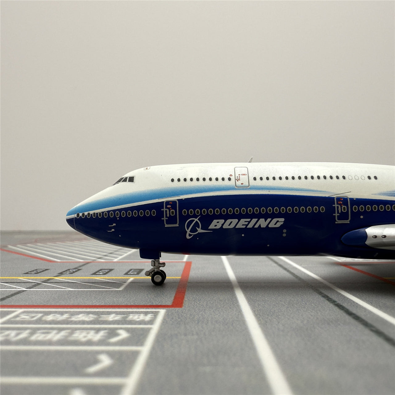 Boeing original factory B747-8 Airplane Model (1/400 Scale)