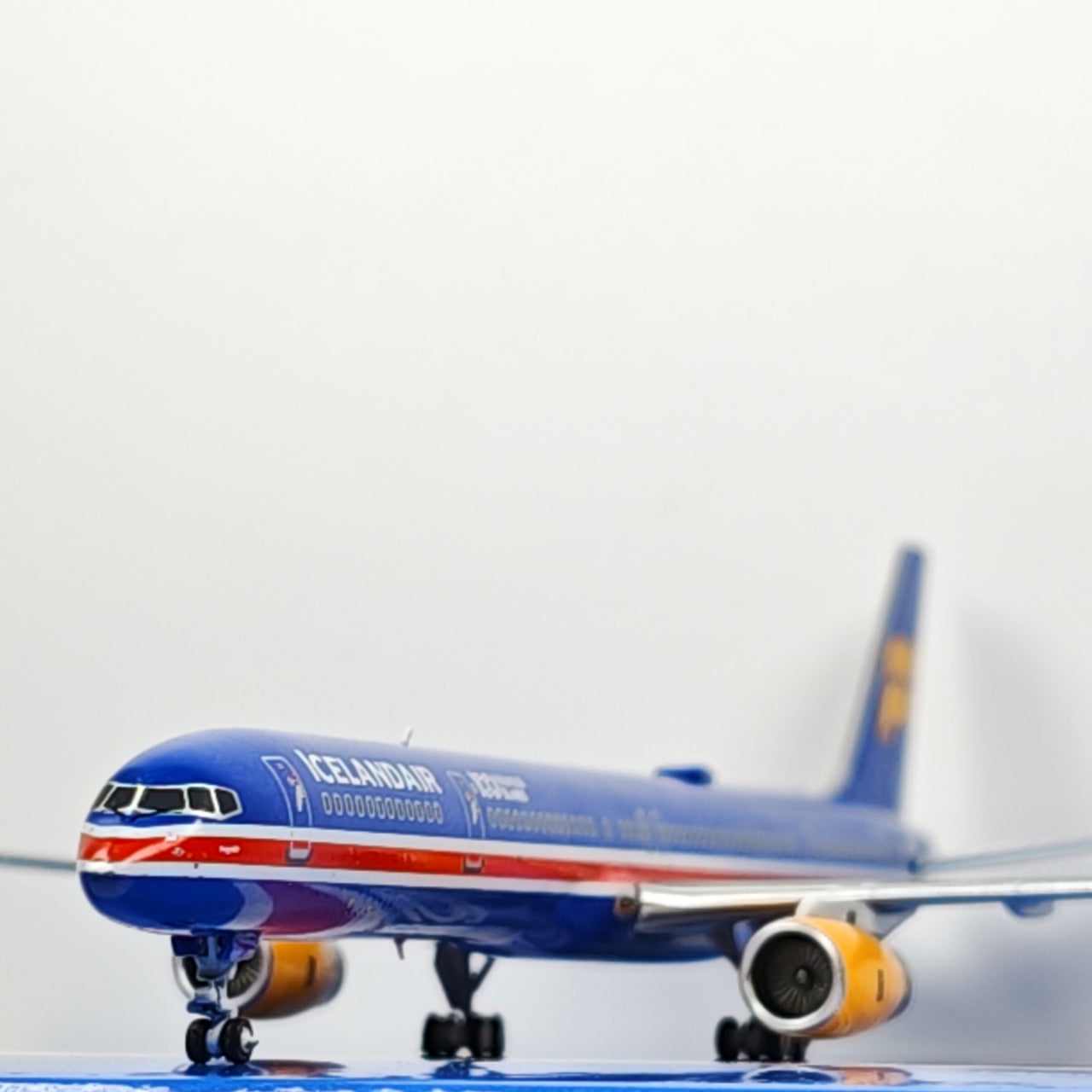 ICELAND AIR Boeing B757-200 N757AF Airplane Model (1:400 Scale)