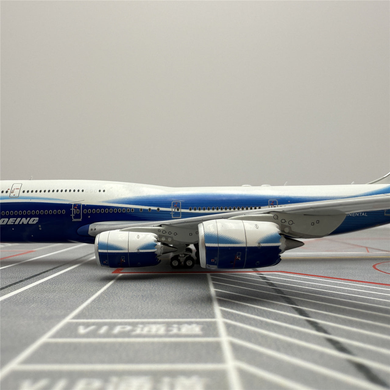 Boeing original factory B747-8 Airplane Model (1/400 Scale)