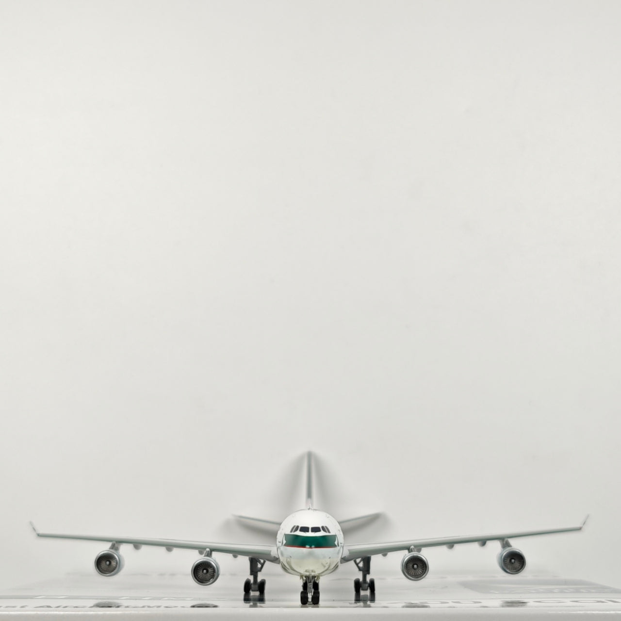 Cathay Pacific Airbus A340-300 B-HMX  Airplane Model 1/400 Scale