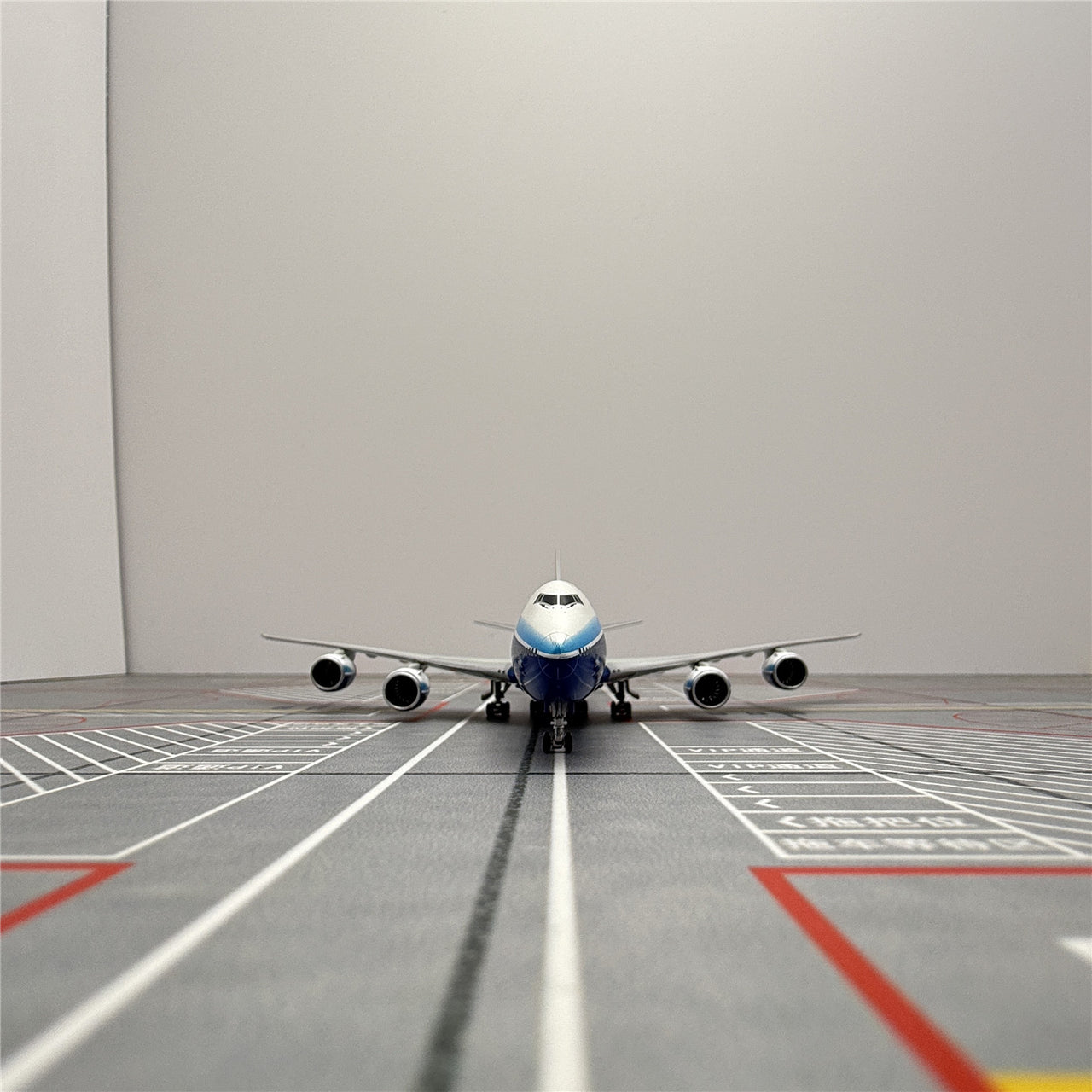 Boeing original factory B747-8 Airplane Model (1/400 Scale)