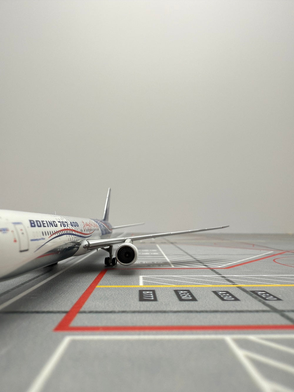 Boeing Original Paint B767-400ER N77066 Airplane Model (1:400 Scale)