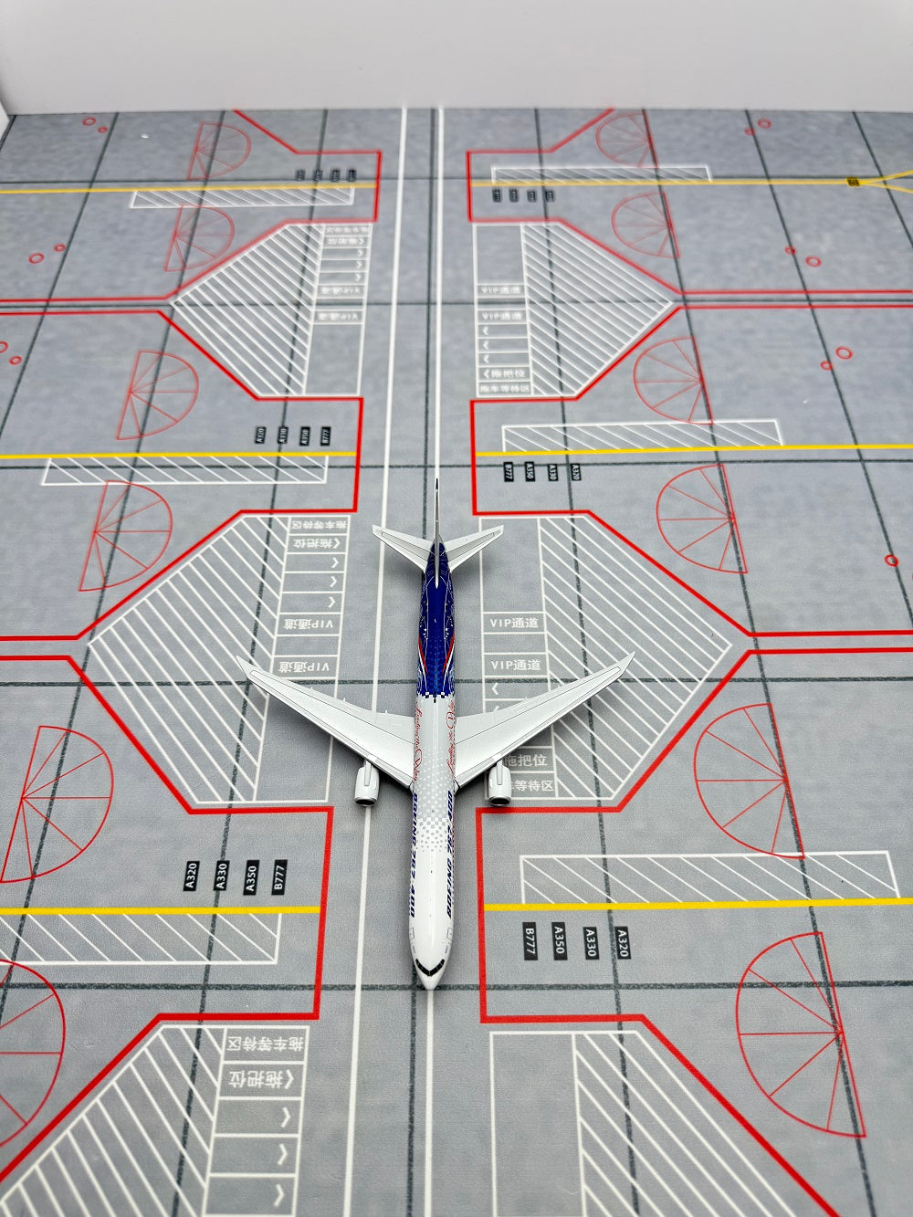 Boeing Original Paint B767-400ER N77066 Airplane Model (1:400 Scale)