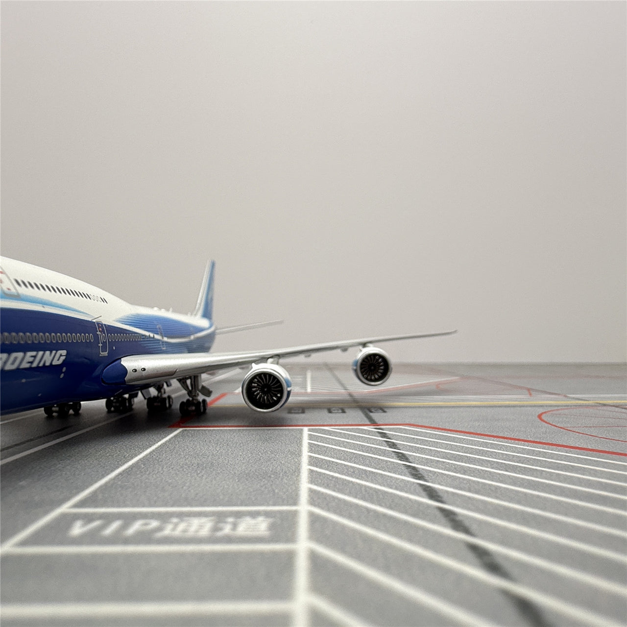 Boeing original factory B747-8 Airplane Model (1/400 Scale)