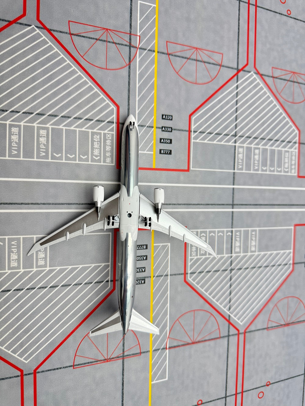 Boeing Original Paint B767-400ER N77066 Airplane Model (1:400 Scale)