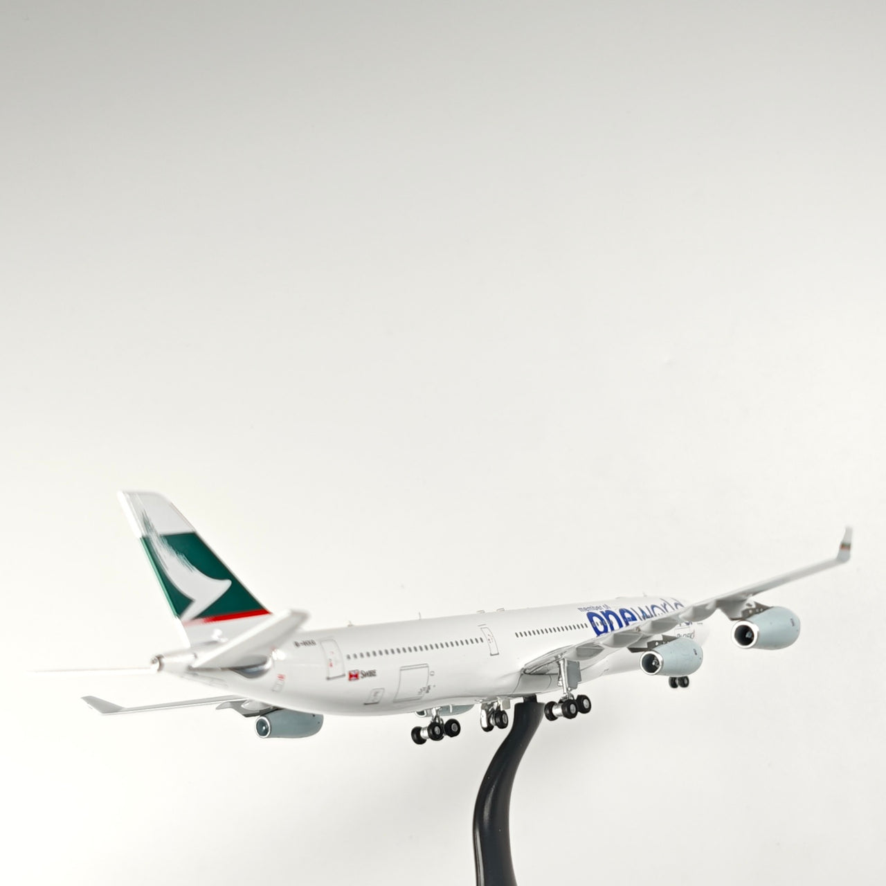 Cathay Pacific Airbus A340-300 B-HXG Airplane Model 1/400 Scale