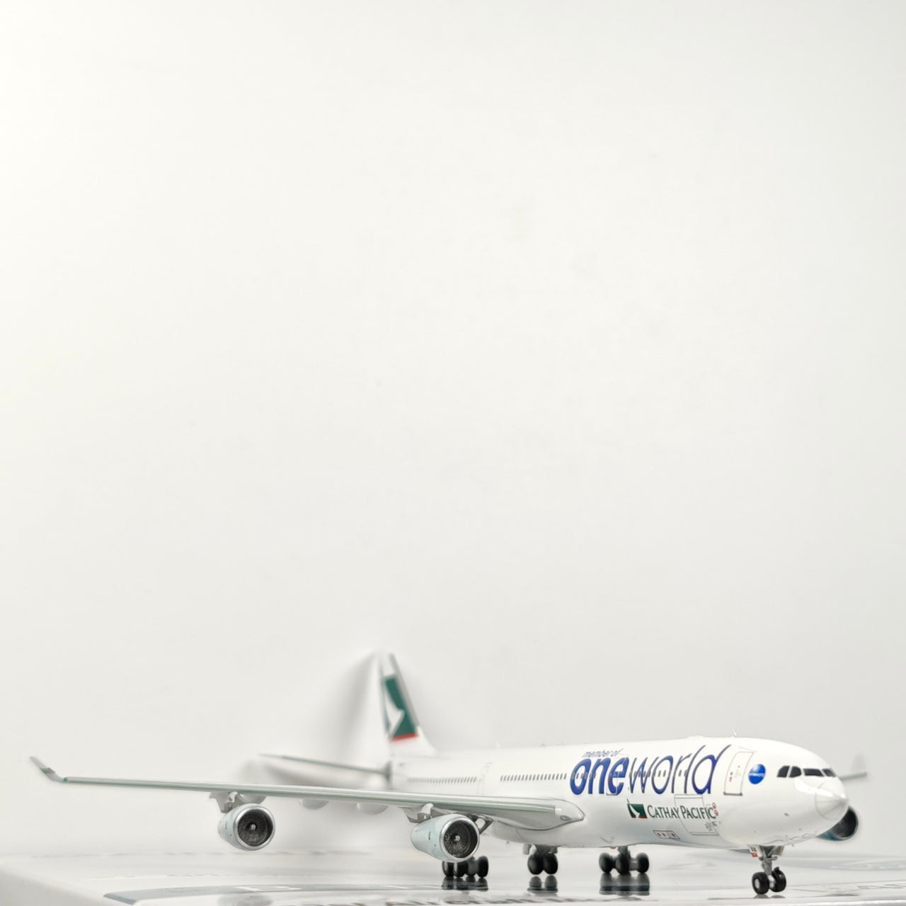 Cathay Pacific Airbus A340-300 B-HXG Airplane Model 1/400 Scale