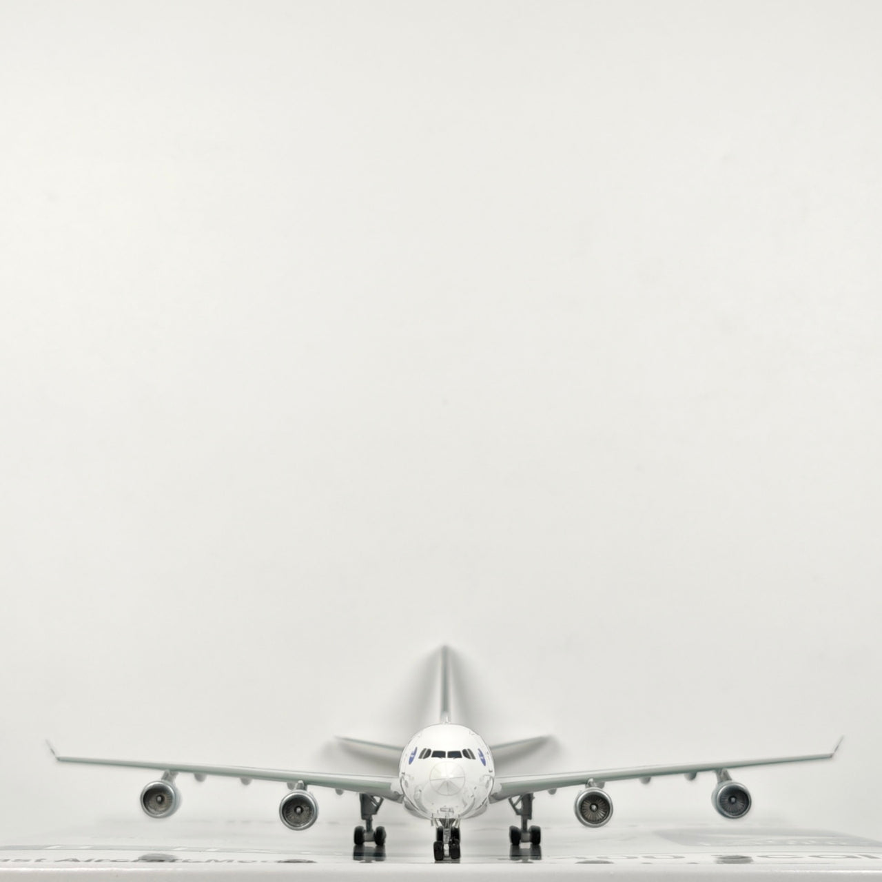 Cathay Pacific Airbus A340-300 B-HXG Airplane Model 1/400 Scale