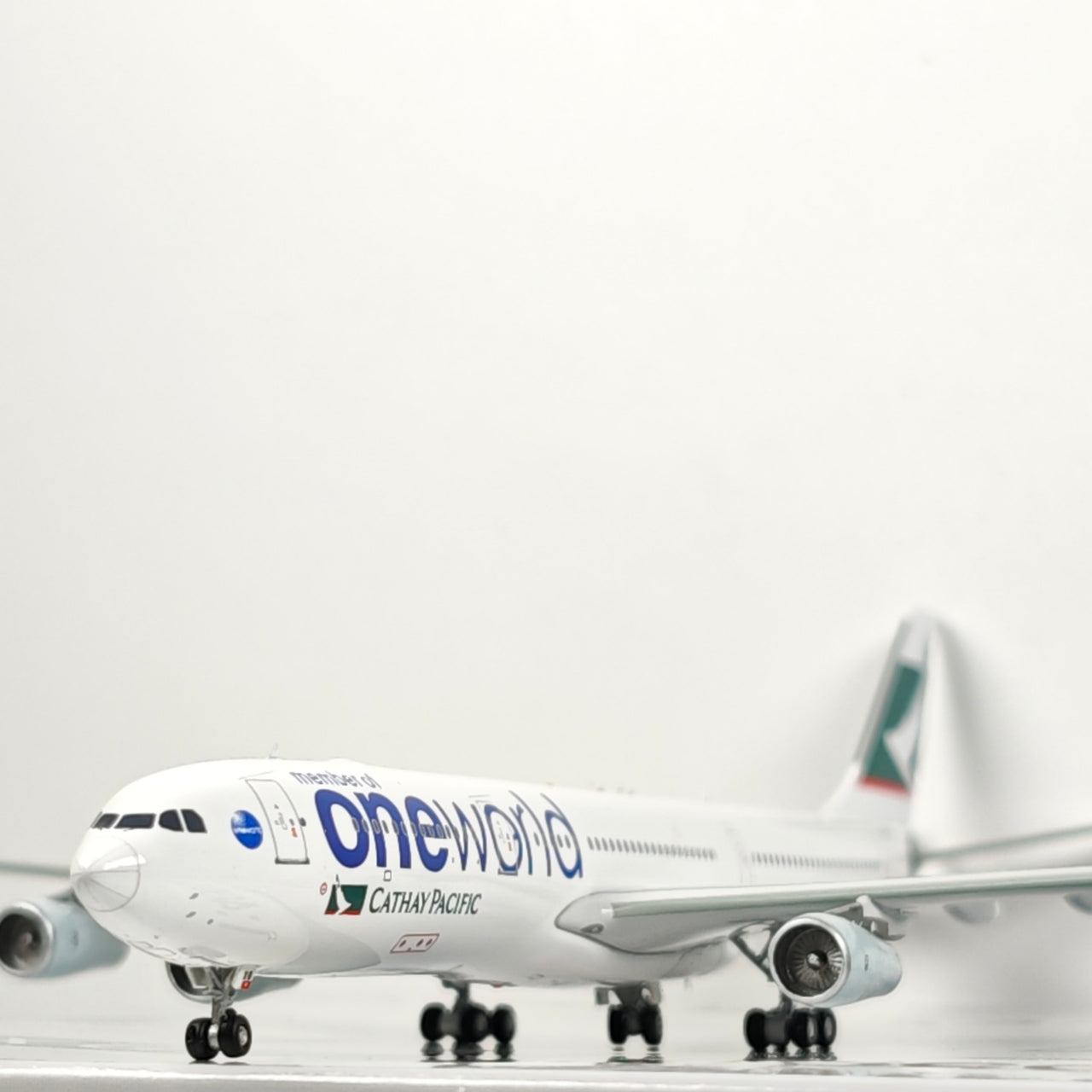 Cathay Pacific Airbus A340-300 B-HXG Airplane Model 1/400 Scale