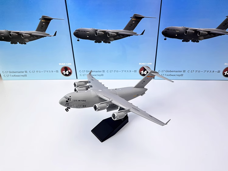 1/200 McDonnell Douglas/Boeing C-17 Globemaster III Strategic And Tactical Airlifter Airplane Model