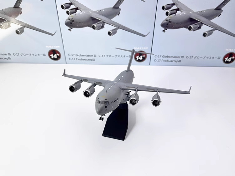 1/200 McDonnell Douglas/Boeing C-17 Globemaster III Strategic And Tactical Airlifter Airplane Model