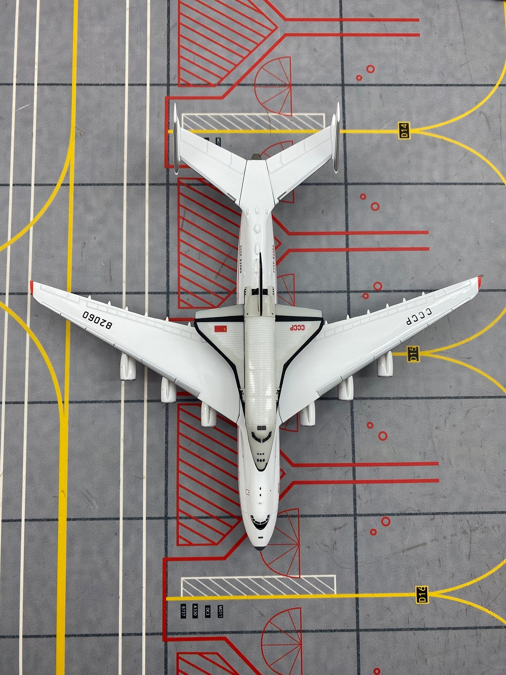 Antonov An-225 AN225 "Mriya" Space Shuttle Blizzard Airplane Model (1/400 Scale)