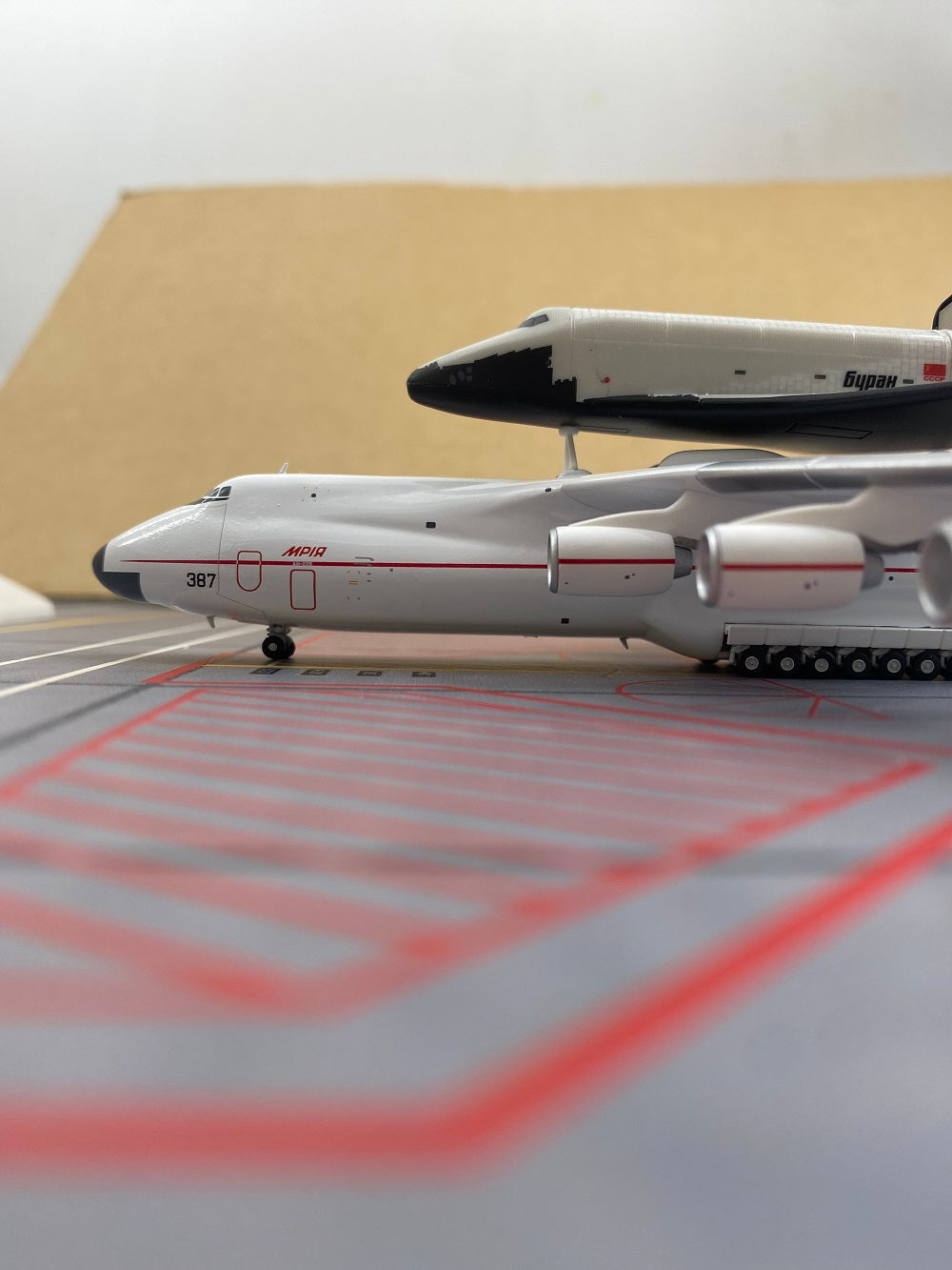 Antonov An-225 AN225 "Mriya" Space Shuttle Blizzard Airplane Model (1/400 Scale)