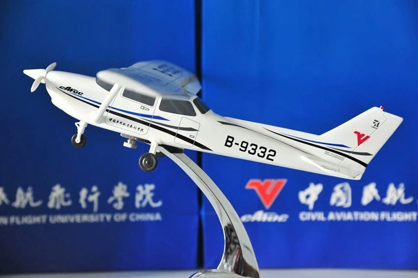 Classic CESSNA 172 SKYHAWK Airplane Model (1:60 Scale 28CM)