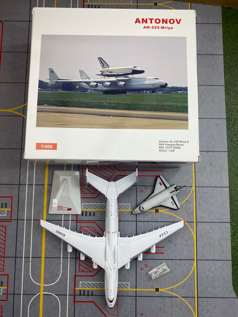 Antonov An-225 AN225 "Mriya" Space Shuttle Blizzard Airplane Model (1/400 Scale)