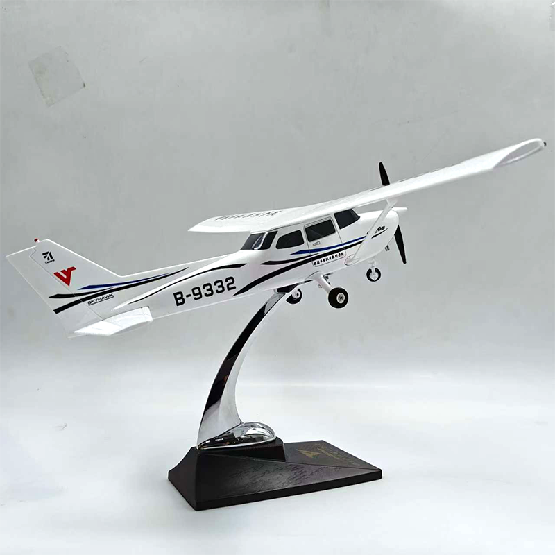 Classic CESSNA 172 SKYHAWK Airplane Model (1:60 Scale 28CM)