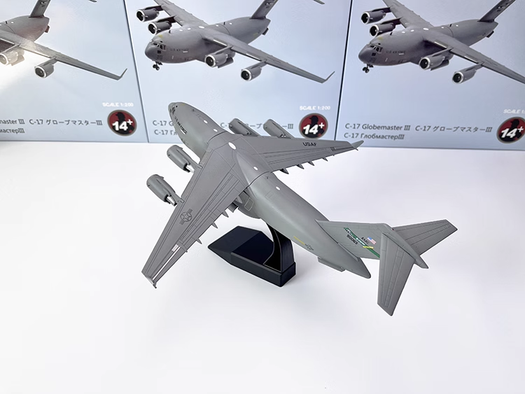 1/200 McDonnell Douglas/Boeing C-17 Globemaster III Strategic And Tactical Airlifter Airplane Model