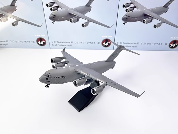 1/200 McDonnell Douglas/Boeing C-17 Globemaster III Strategic And Tactical Airlifter Airplane Model