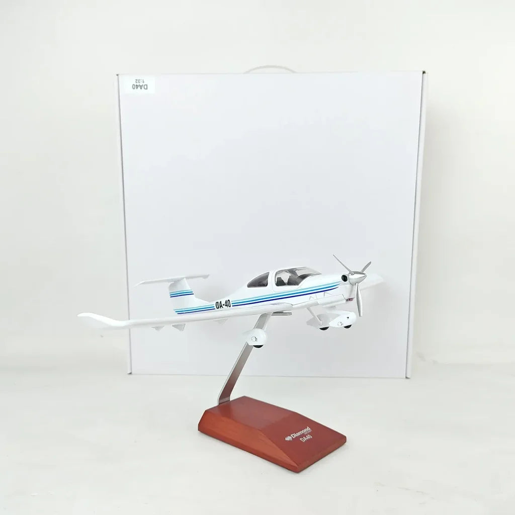Customisable Diamond DA40 Diamond Star 1/32 Model Airplane - view 3
