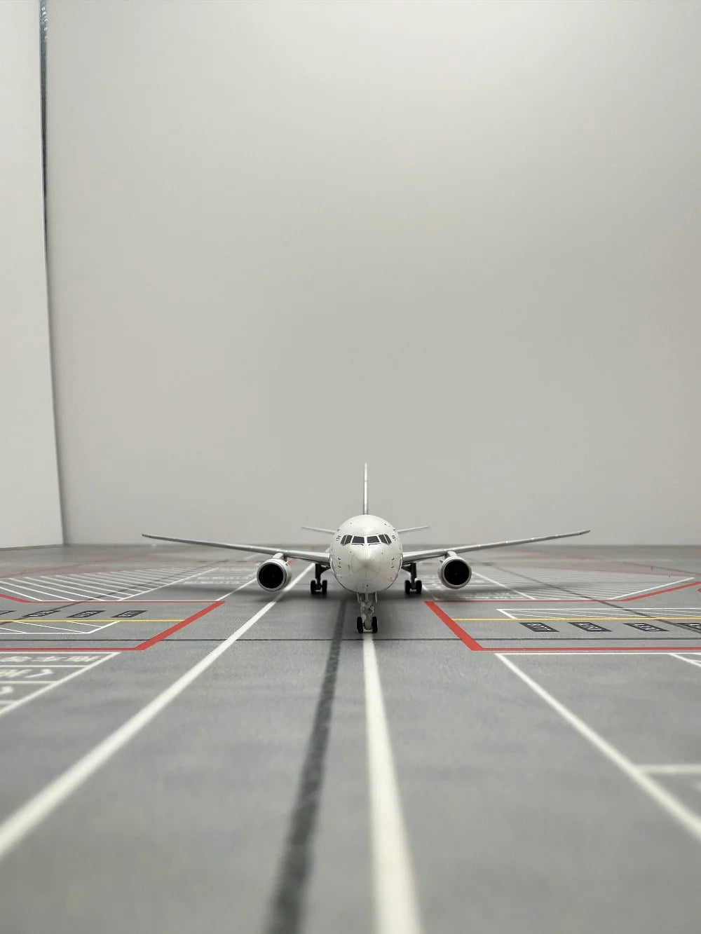 Boeing Original Paint B767-400ER N77066 Airplane Model (1:400 Scale) - view 12