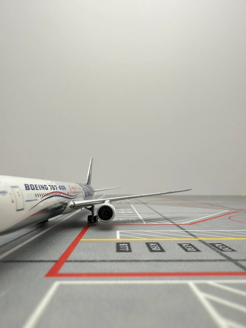 Boeing Original Paint B767-400ER N77066 Airplane Model (1:400 Scale) - view 13