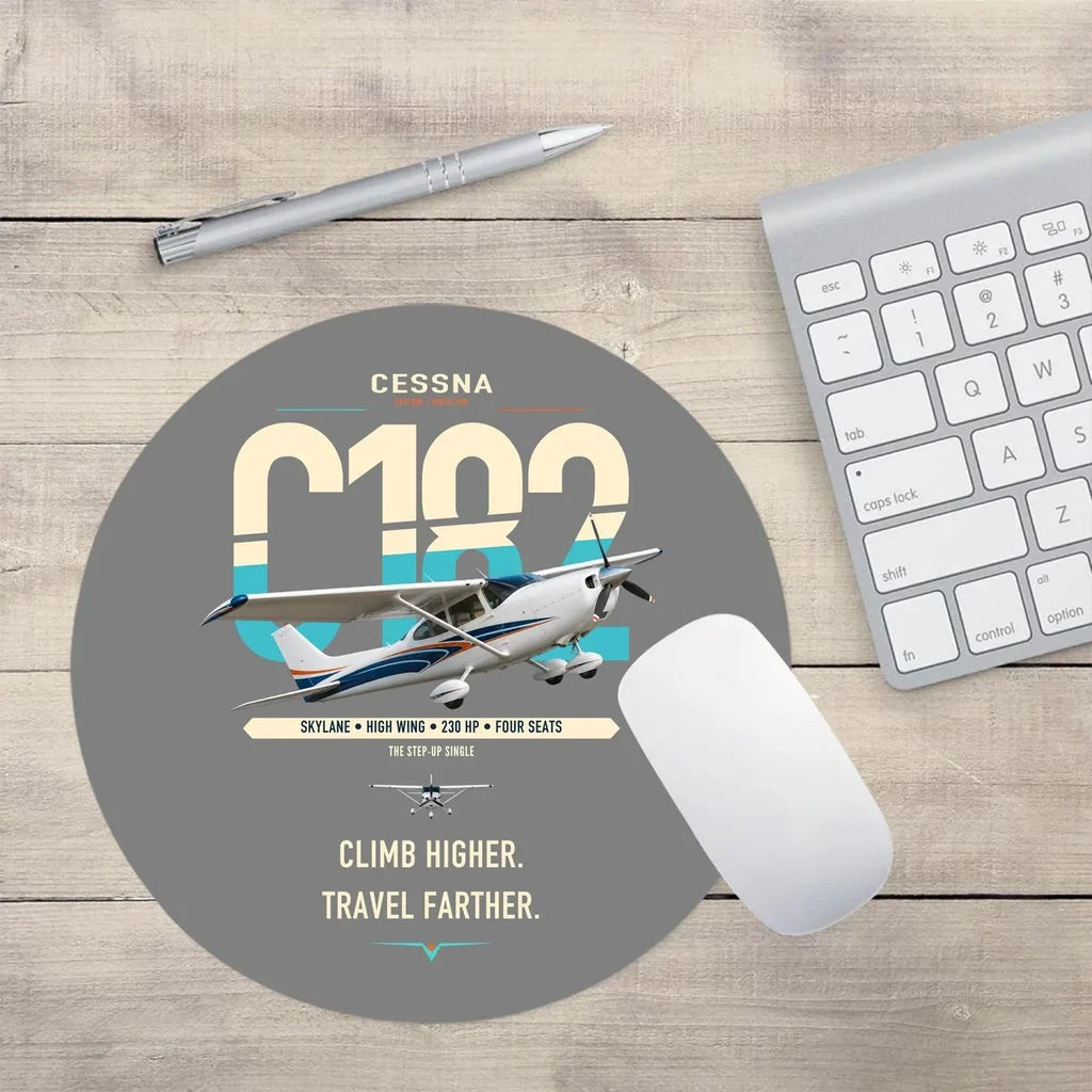 Cessna 182 Skylane design on gray round mouse pad