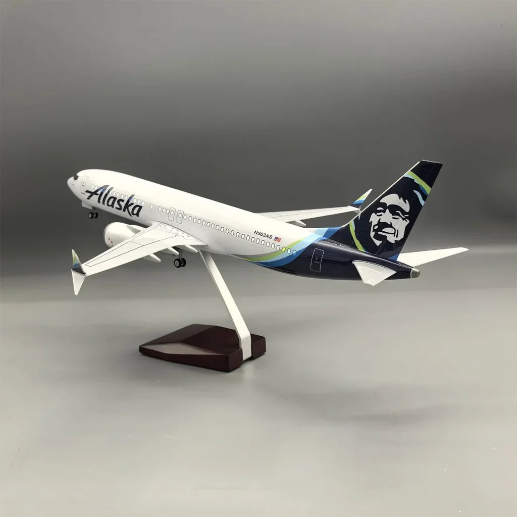 Customisable Boeing 737 Model Airplane - view 3