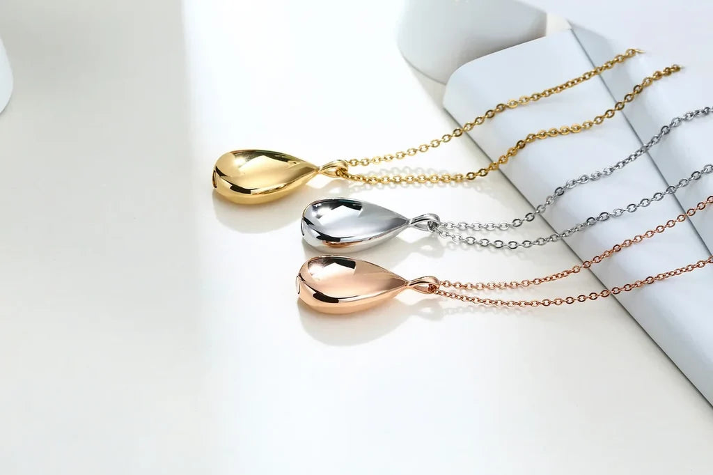 Airplane necklace from Aviation Shop