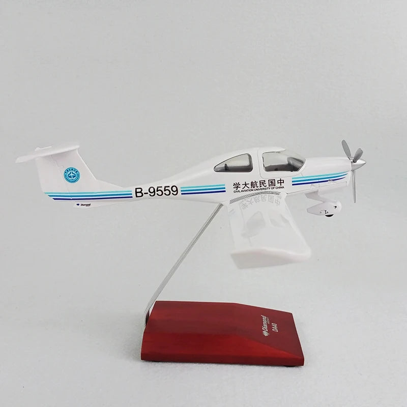 Customisable Diamond DA40 Diamond Star 1/32 Model Airplane - view 6