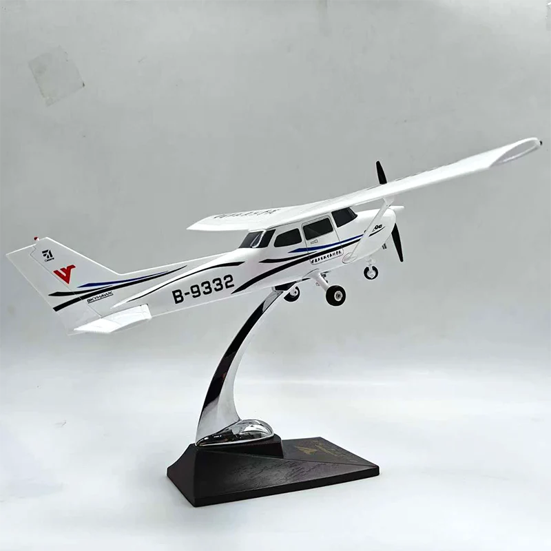 Customisable Cessna 172 Model Airplane - view 8