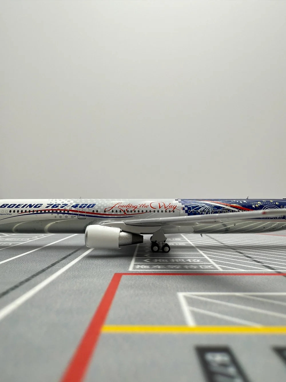 Customisable Boeing Original Paint B767-400ER Model Airplane - view 10