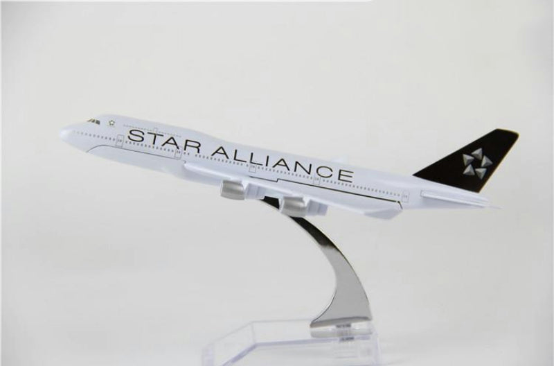 Boeing 747 (Star Alliance Livery) Airplane Model (16CM)