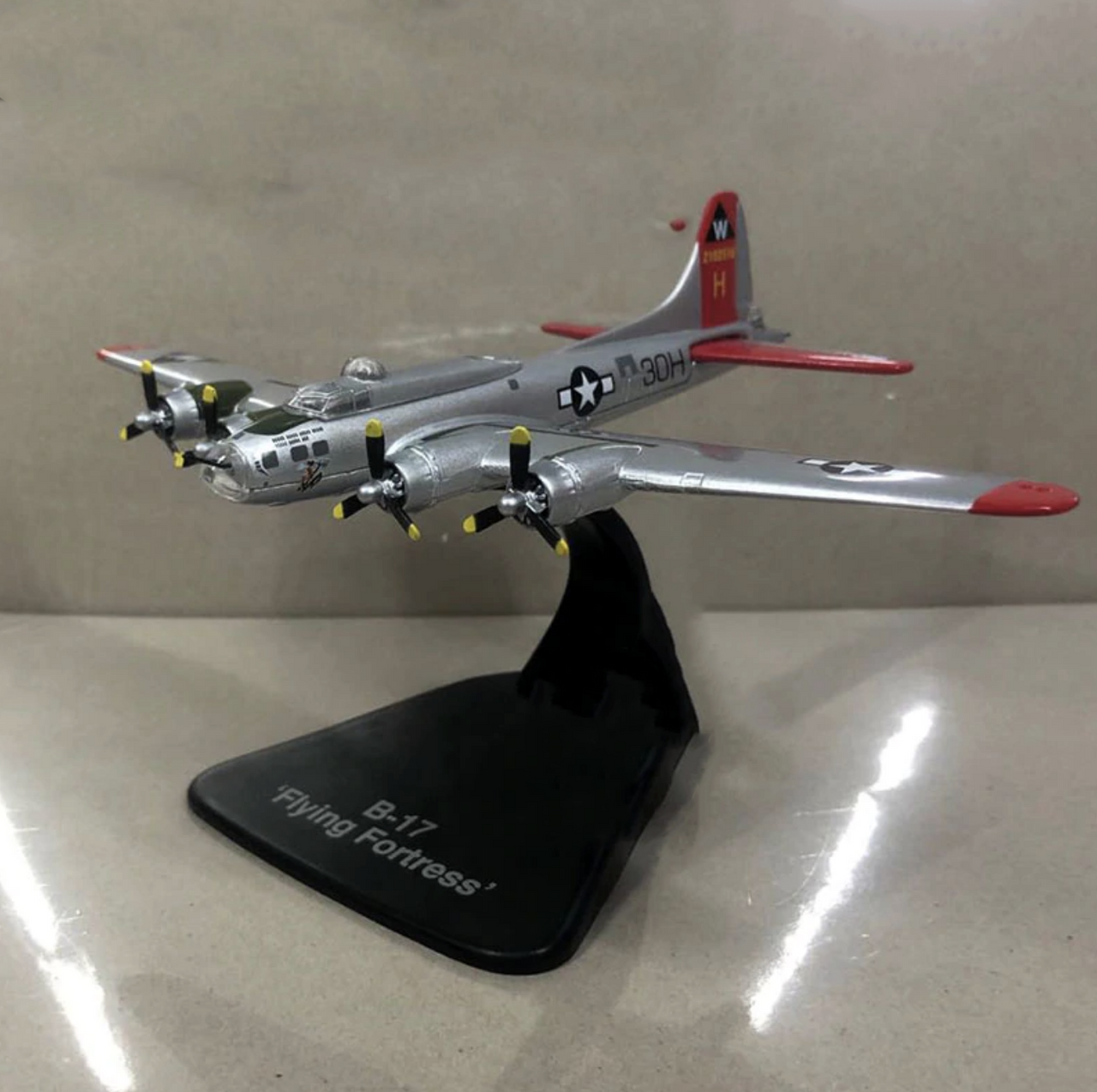 1/144 Scale World War II USAF B-17 Flying Fortress Airplane Model