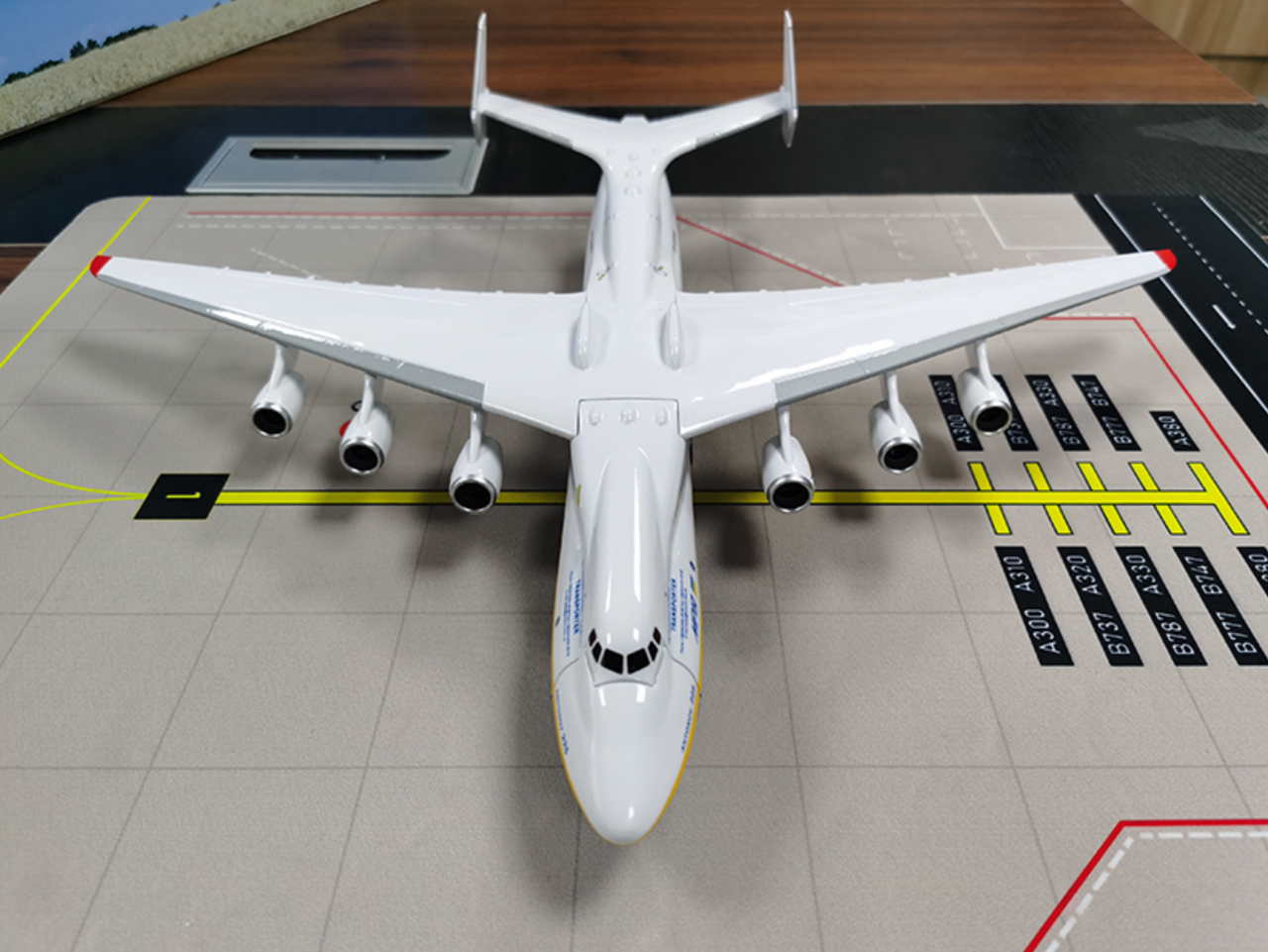 NEW!! Antonov Ukraine An-225 (AN225) 1/200 Scale Airplane Model NEW!! Antonov Ukraine An-225 (AN225) 1/200 Scale Airplane Model